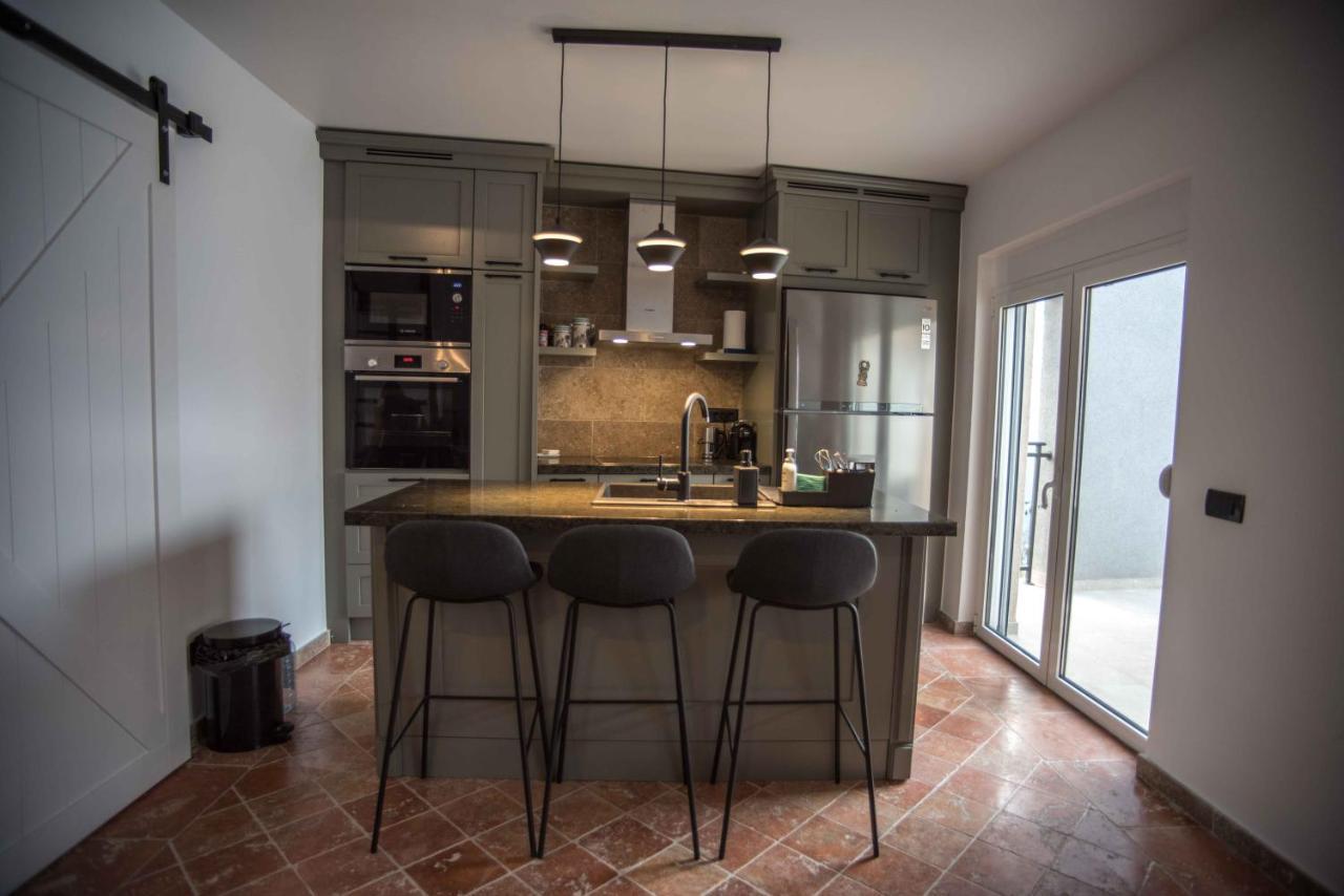 Modern Waterfront 3-Bed Apartment Donja Kostanjica Esterno foto